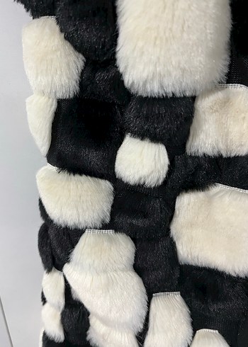 Siyah Beyaz Uzun Kürklü Kadın Yelek - Görsel 3