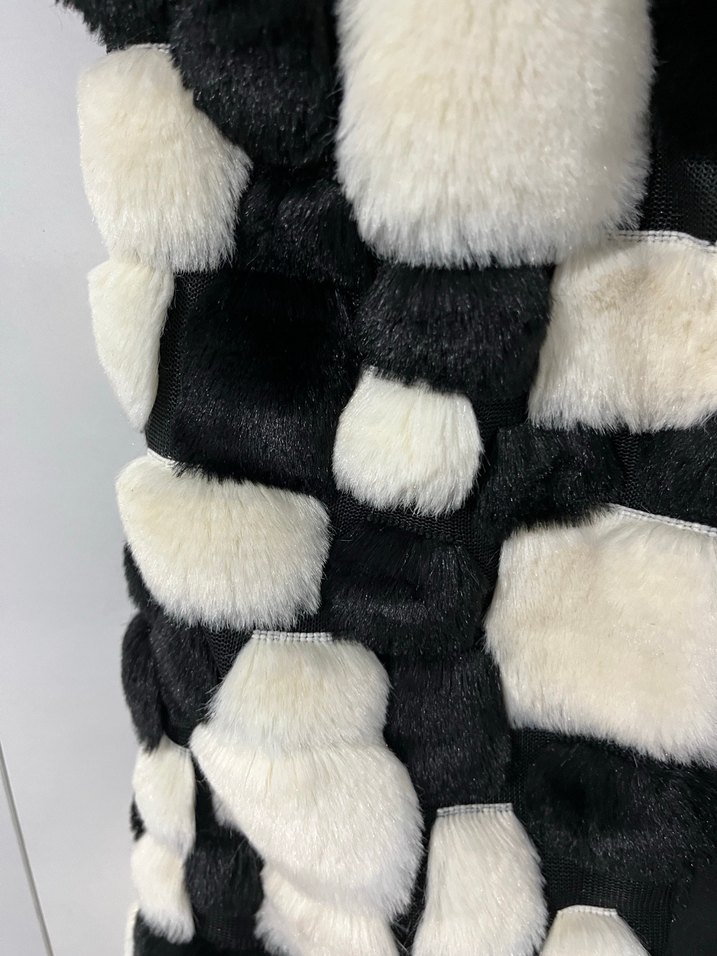 Siyah Beyaz  Uzun Kürklü Kadın Yelek - Görsel 3