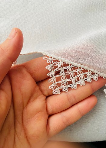 Dantel Detaylı Beyaz Kadın Fular anne tülbenti umre tülbenti - Görsel 2