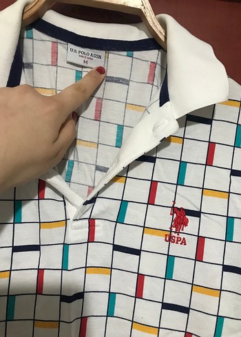 Erkek Beyaz V Yakalı Baskılı Polo Tişört - Görsel 2