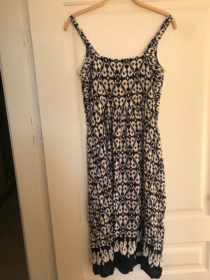 Kolsuz Desenli Elbise - Görsel 3