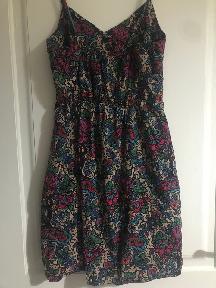 Desenli V Yakalı Elbise - Görsel 3