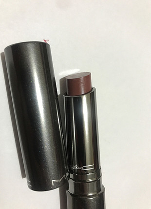 MAC Rich Margin Huggable Ruj