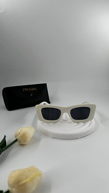 Prada Kadın gözlük modeli