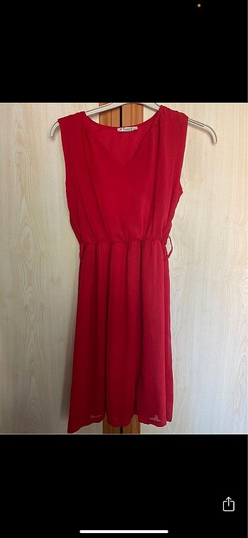 Kırmızı elbise
