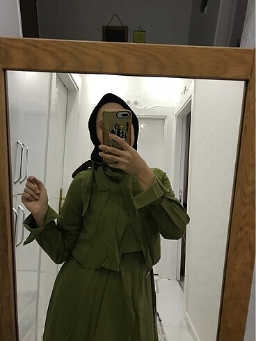 s Beden Yeşil omuzdan bağlamalı elbise (HİÇ GİYMEDİM)