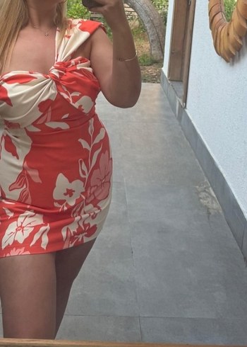 Beyaz Butik Canli Cicekli Kirmizi Mini Elbise