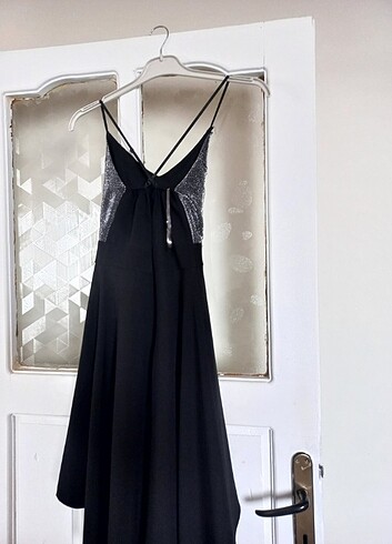 34 Beden Siyah üst kısmı simli ince askılı elbise