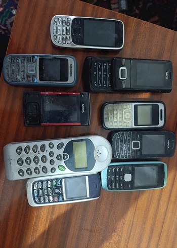 Çeşitli Eski Model Cep Telefonları