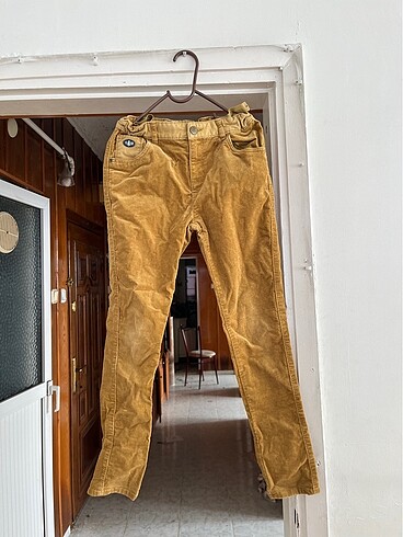 Erkek çocuk hardal rengi pantolon