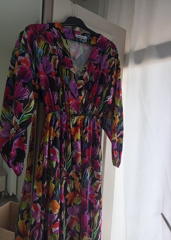 çiçek desenli v yaka elbise - Görsel 2