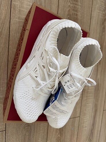 43 Beden beyaz Renk Asics koşu ayakkabısı
