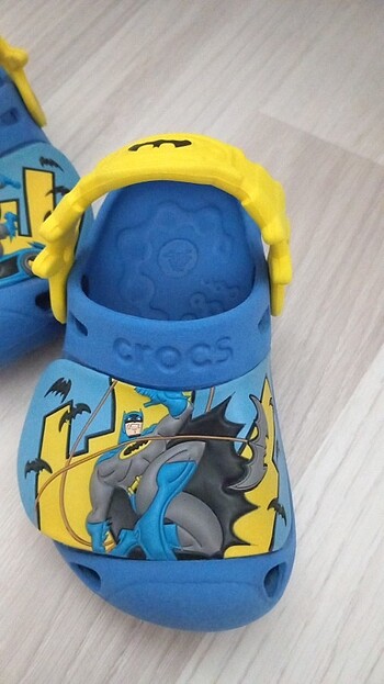 24 Beden Crocs batman terlik satış fiyatı 1.200 lira dışarıda 