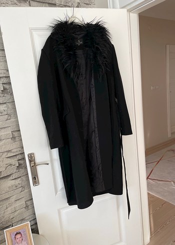 Kuşaklı Siyah Kaban, Tüy Detaylı Yaka - Görsel 3