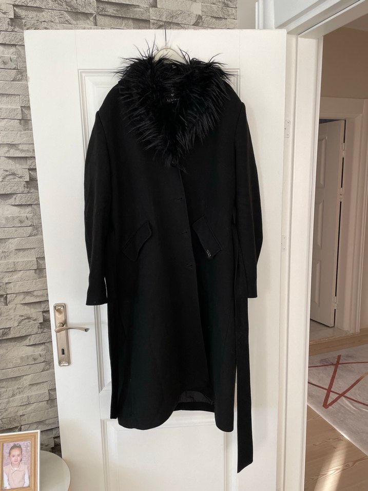 Kuşaklı Siyah Kaban, Tüy Detaylı Yaka - Görsel 2