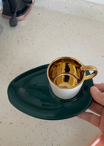 Altın Kulplu Beyaz Fincan ve Koyu Tabak - Görsel 2