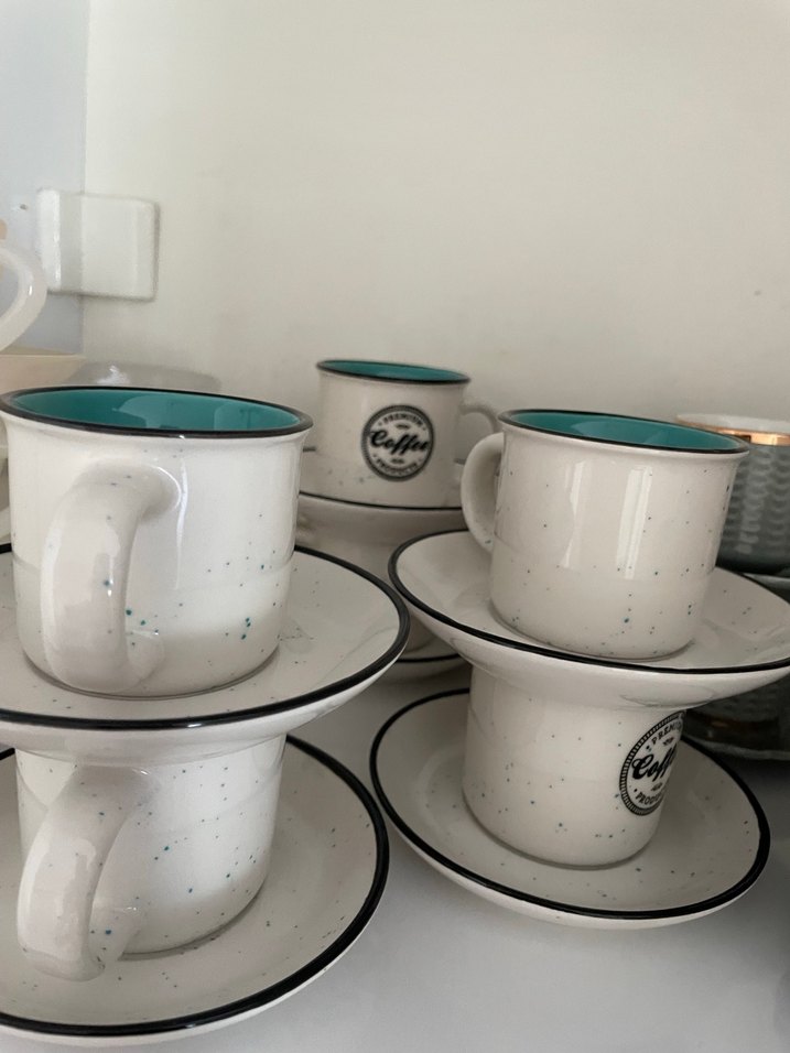 Beyaz ve Gri Kahve Fincanları ve Tabağı Seti - Görsel 2