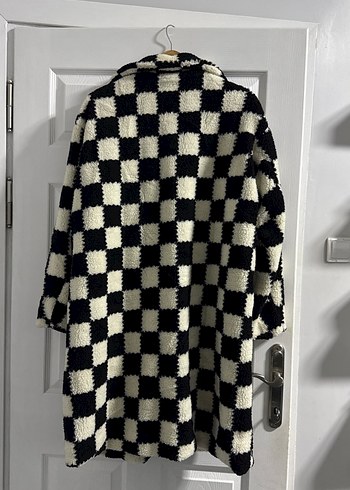 Ekose Desenli Beyaz Siyah Kadın Midi Kaban - Görsel 3