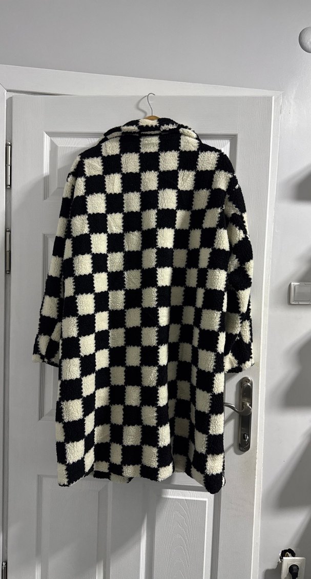 Ekose Desenli Beyaz Siyah Kadın Midi Kaban - Görsel 3