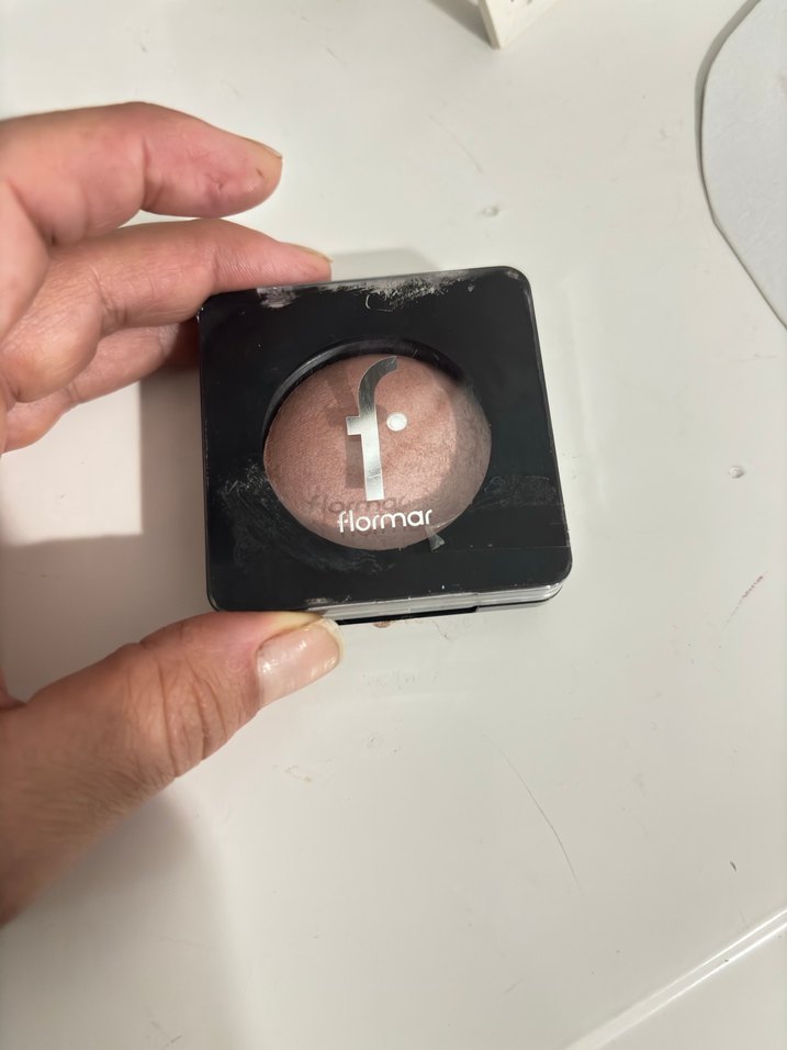 Hafif simli, mat bitişli harika bir allık - Görsel 2