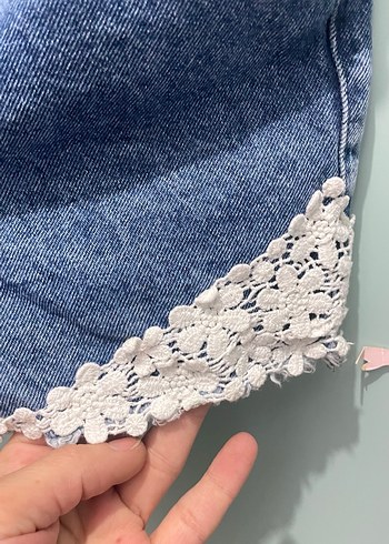 Dantel Detaylı Mini Mavi Denim Şort - Görsel 3