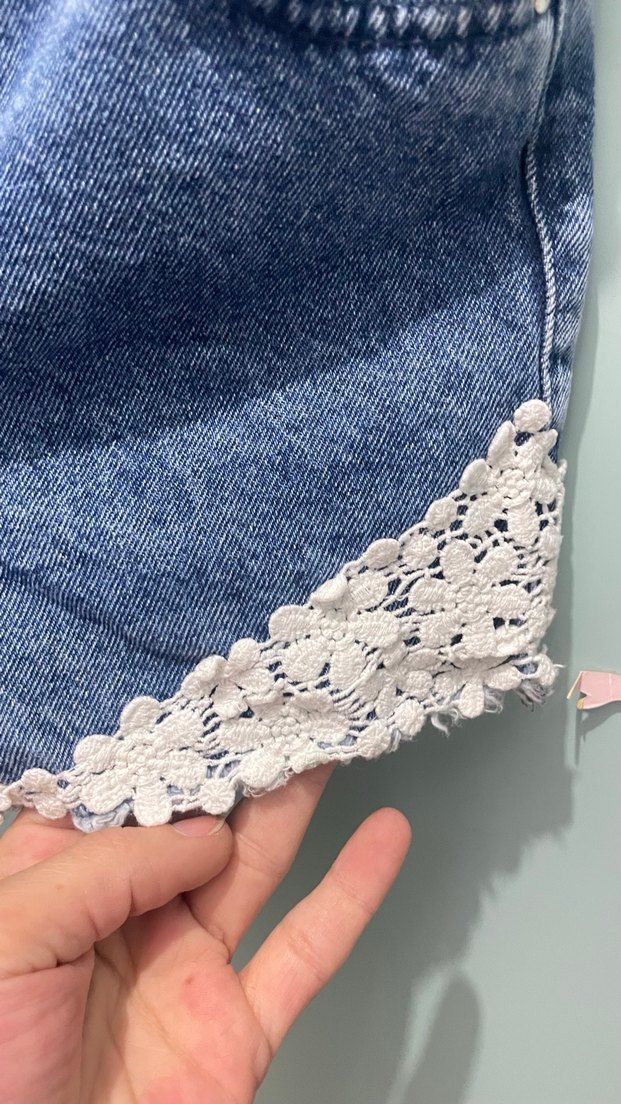 Dantel Detaylı Mini Mavi Denim Şort - Görsel 3