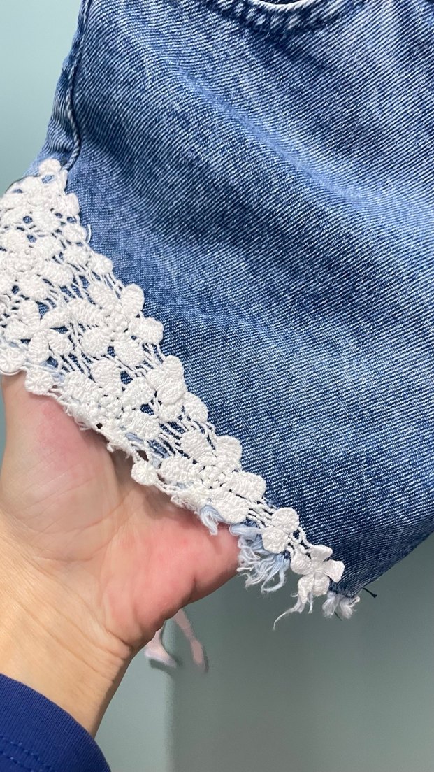 Dantel Detaylı Mini Mavi Denim Şort - Görsel 2