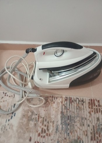 Beyaz ve Gri Buharlı Ütü - Görsel 2