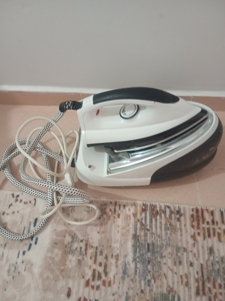 Beyaz ve Gri Buharlı Ütü - Görsel 2