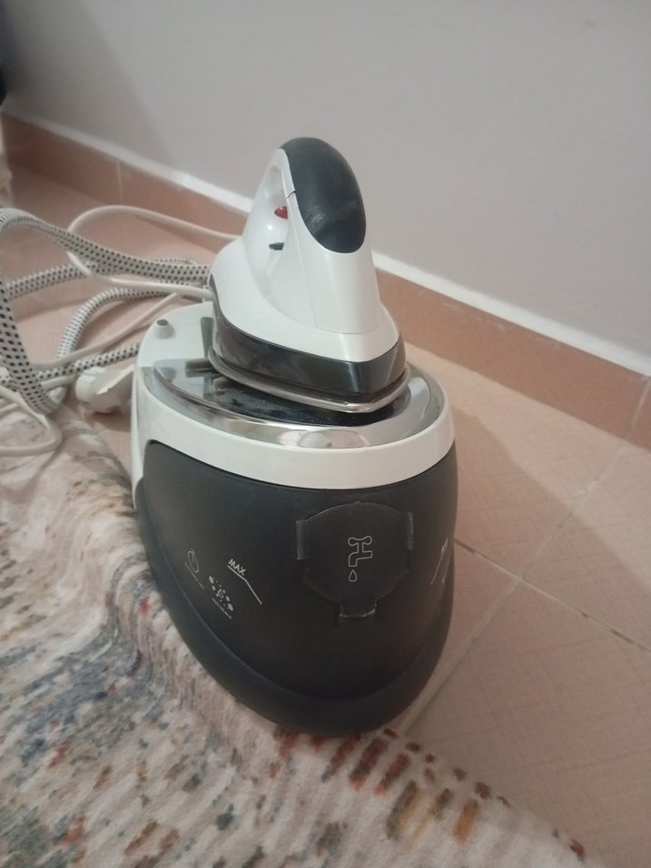 Beyaz ve Gri Buharlı Ütü - Görsel 4