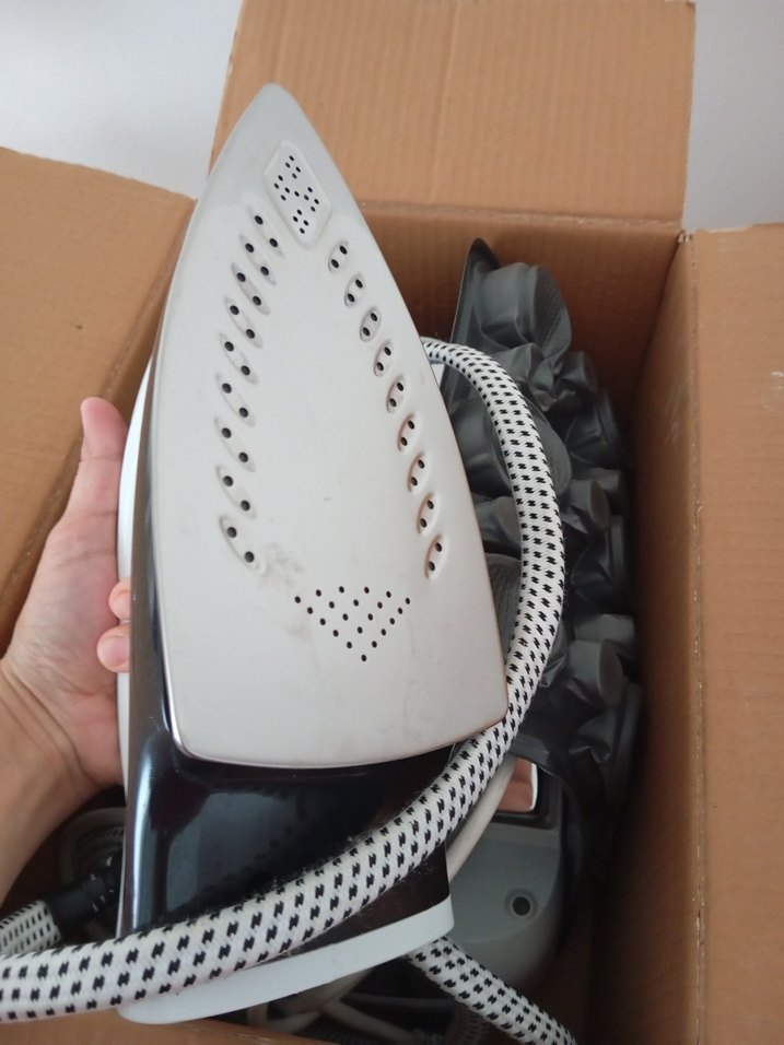 Beyaz ve Gri Buharlı Ütü - Görsel 5