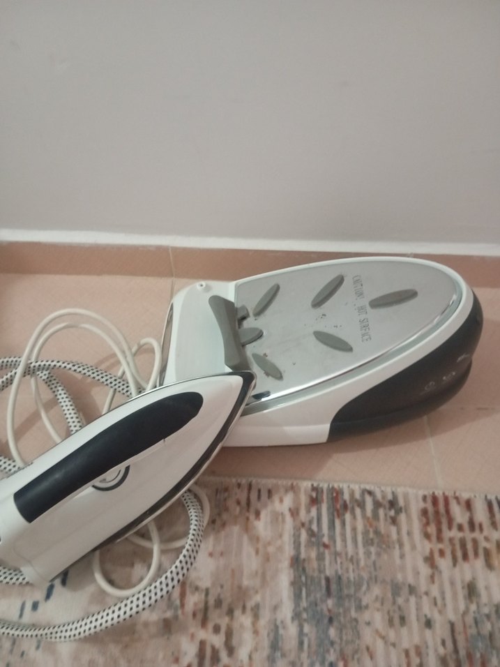 Beyaz ve Gri Buharlı Ütü - Görsel 3