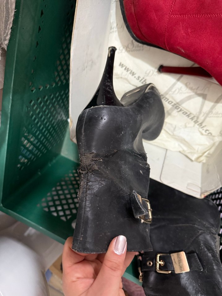 Tokalı Siyah Deri  ince topuklu platform bot - Görsel 3