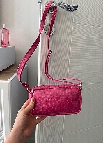 Pembe çanta