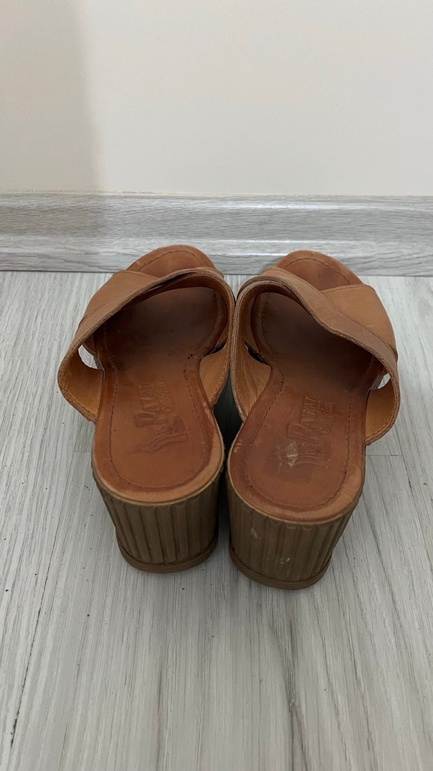 Bej Deri Dolgu Topuklu Kadın Terlik - Görsel 4