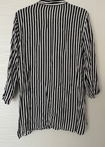 Düğmeli Siyah Beyaz Çizgili Keten Gömlek - Görsel 3