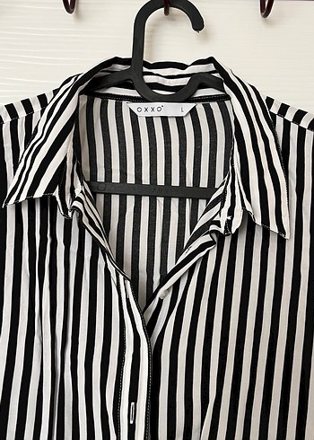 Düğmeli Siyah Beyaz Çizgili Keten Gömlek - Görsel 2