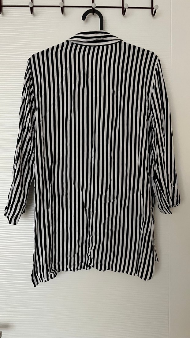 Düğmeli Siyah Beyaz Çizgili Keten Gömlek - Görsel 3