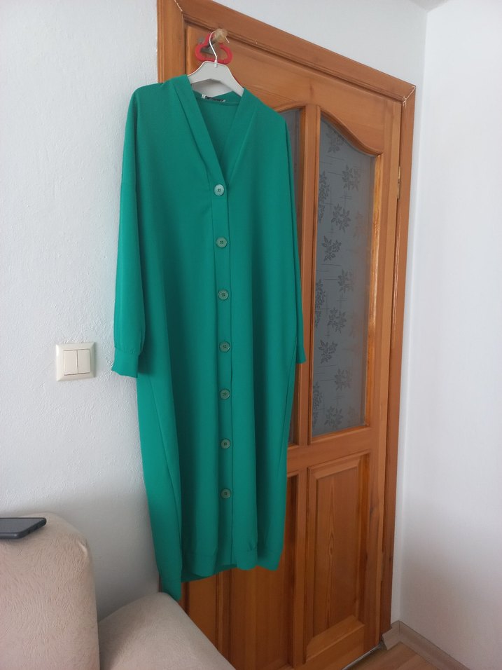 Düğmeli Uzun Yeşil Kadın Elbise - Görsel 3