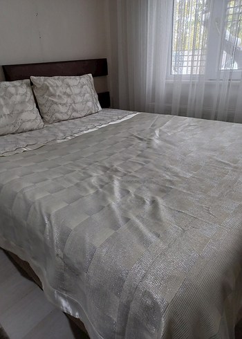 Diğer Nakışlı Beyaz ve Gri Yatak Örtüsü