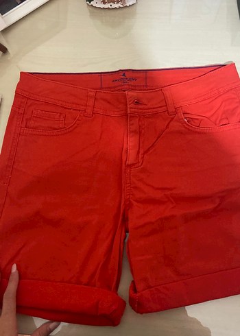 Kadın Kırmızı Düğmeli Bermuda Şort - Görsel 3