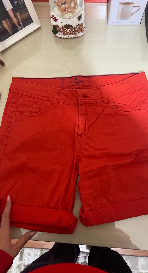 Kadın Kırmızı Düğmeli Bermuda Şort - Görsel 3