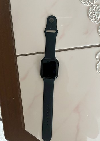 Apple Watch Siyah Akıllı Saat ve Şarj Kablosu