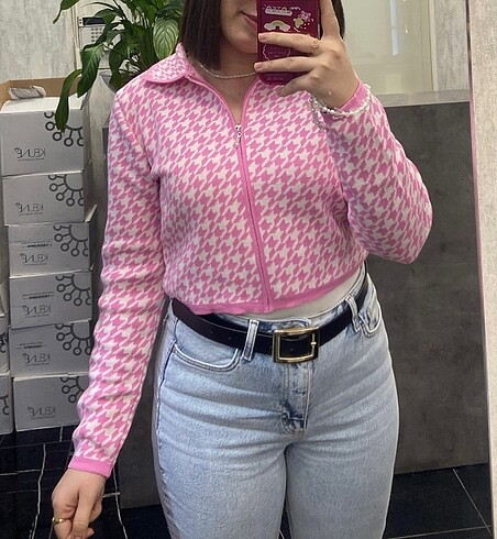 Pembe desenli crop hırka