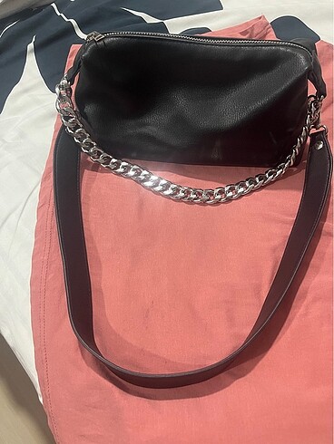 Bershka Askılı çok şık ve kullanışlı kol çantası
