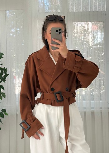 Zara Kemer Detaylı Kısa Kadın Trençkot