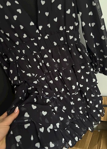 V Yaka Siyah Kalp Desenli Midi Elbise - Görsel 2
