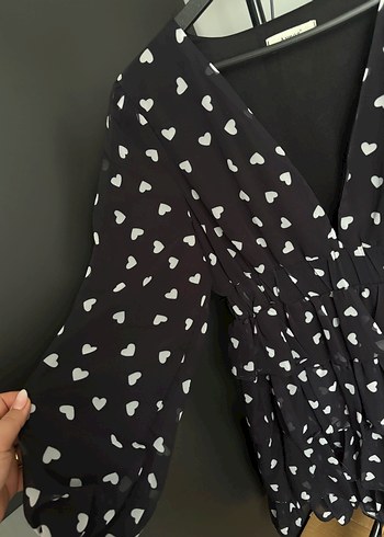 V Yaka Siyah Kalp Desenli Midi Elbise - Görsel 4