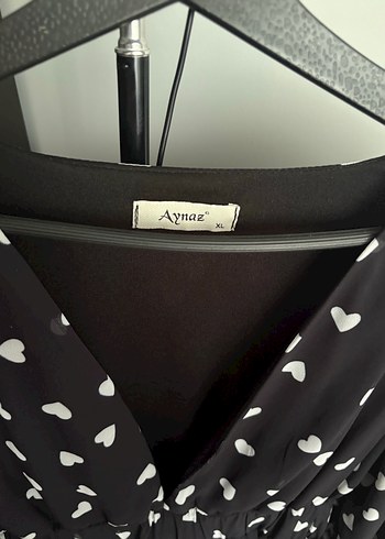 V Yaka Siyah Kalp Desenli Midi Elbise - Görsel 3