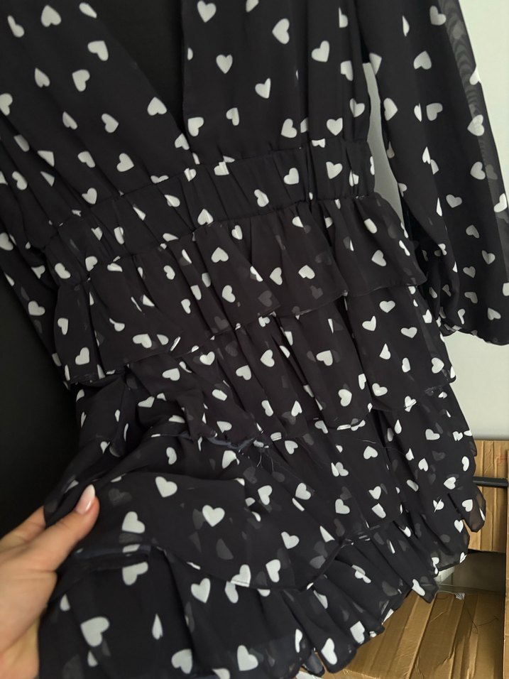 V Yaka Siyah Kalp Desenli Midi Elbise - Görsel 2